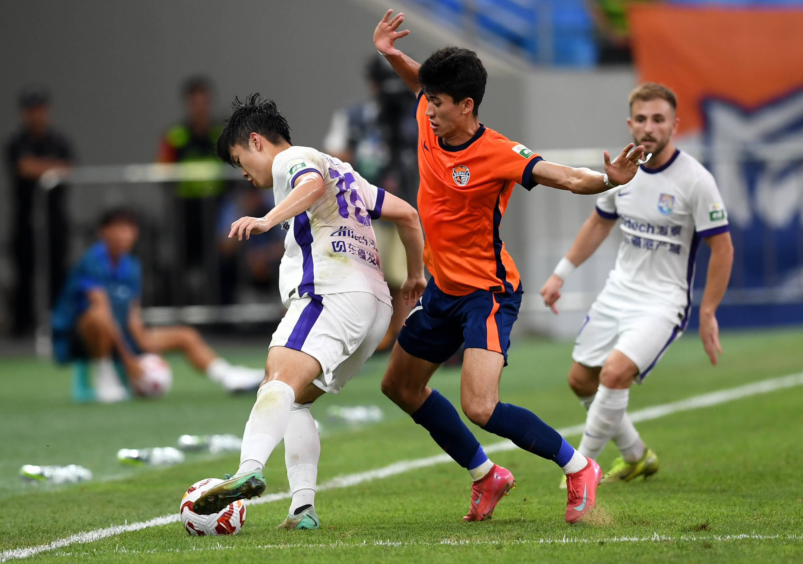 实现更大突 实现更大突