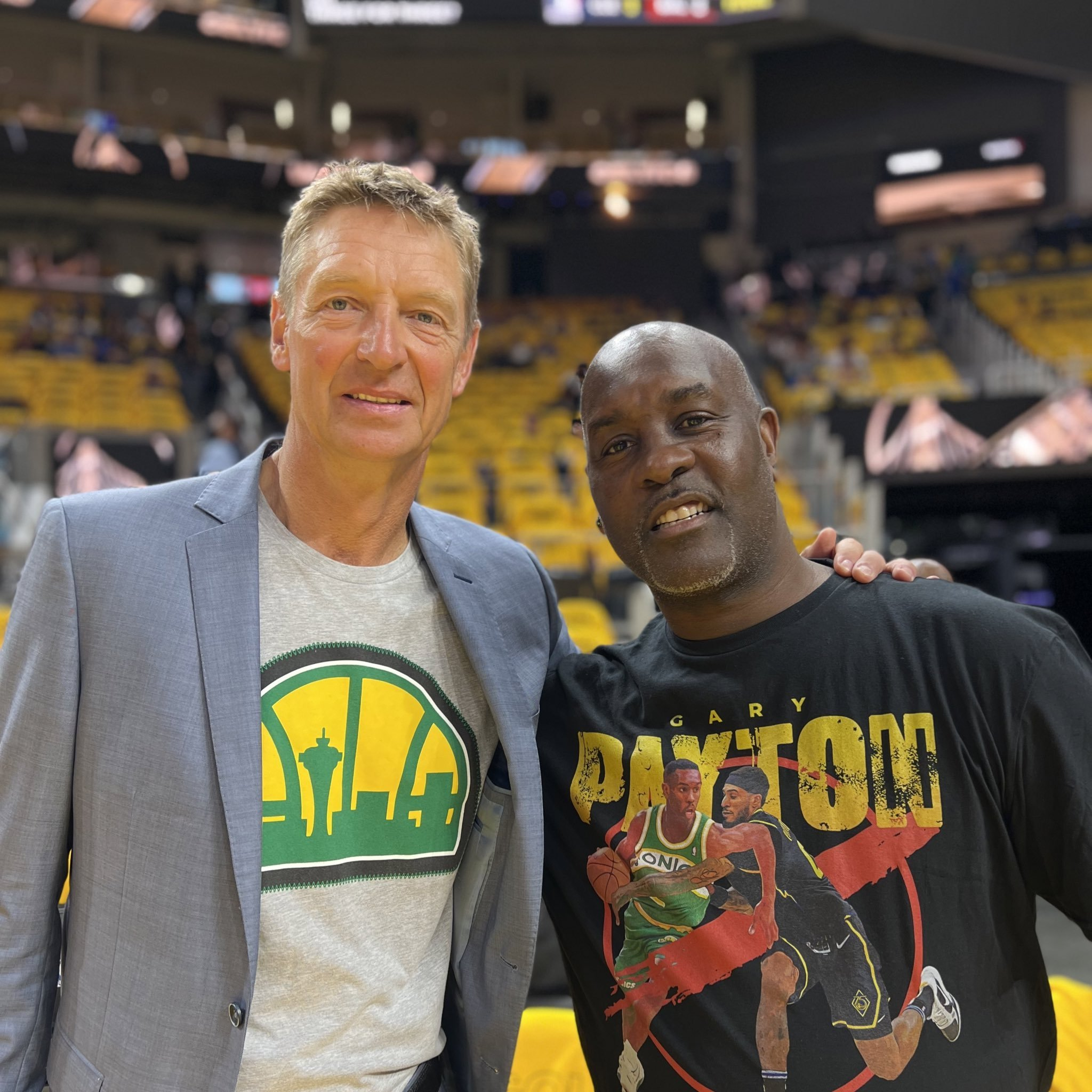 展现出了惊 展现出了惊